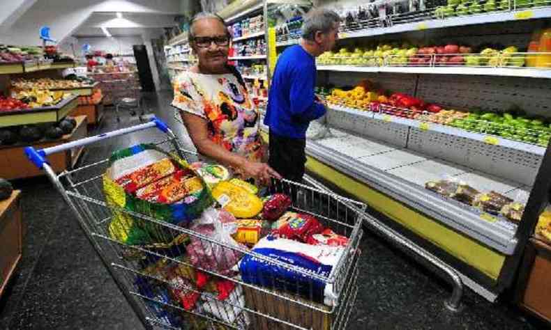 Com a queda no salrios, brasileiros passaram a economizar de todo jeito, inclusive nos supermercados(foto: Gladyston Rodrigues/EM/D.A Press)