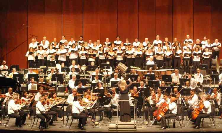 Os msicos da Orquestra Sinfnica de Minas Gerais ensaiam sob regncia de Ligia Amadio