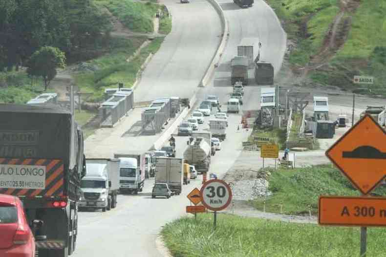 Estrada  conhecida como 'rodovia da morte' por causa do grande nmero de acidentes (foto: Edsio Ferreira/EM/D.A Press)