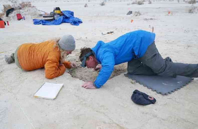 Pesquisadores analisam sedimentos na regio das pegadas em White Sands, no Novo Mxico