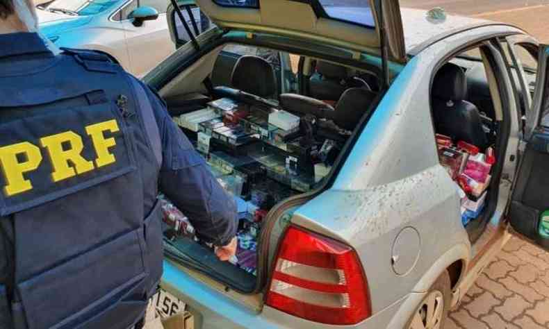 A mercadoria estava espalhada pelo interior do carro e no porta-malas(foto: Divulgao/ Polcia Rodoviria Federal (PRF))
