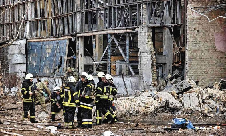 Bombeiros em meio a destroos em Kiev