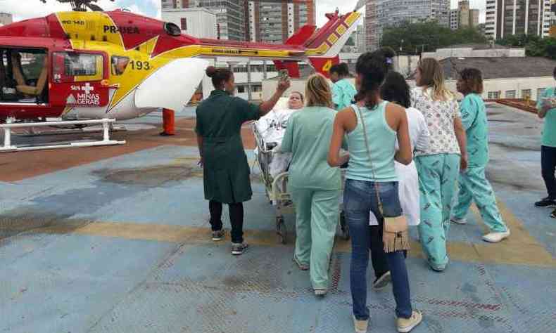 A professora foi levada de helicptero para o Hospital Municipal de Janaba(foto: Alberto Borges/Divulgao)