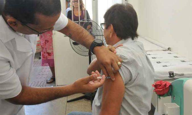 Em andamento, campanha de vacinação no estado atingiu até agora 80,93% do grupo prioritário, que recebe o imunizante pelo SUS. Meta é chegar a 90% até o dia 15 (foto: Jair Amaral/EM/DA Press - 18/04/2017) Em andamento, campanha de vacinação no estado atingiu até agora 80,93% do grupo prioritário, que recebe o imunizante pelo SUS. Meta é chegar a 90% até o dia 15 (foto: Jair Amaral/EM/DA Press - 18/04/2017)