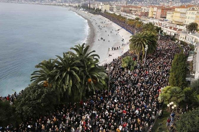 Em Nice, no sudoeste da Fran�a, cerca de 23.000 manifestantes foram contabilizados nas ruas carregando cartazes com os dizeres 'Je suis Charlie'AFP PHOTO