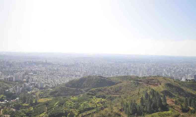 Serra do Curral com vista de Belo Horizonte ao fundo