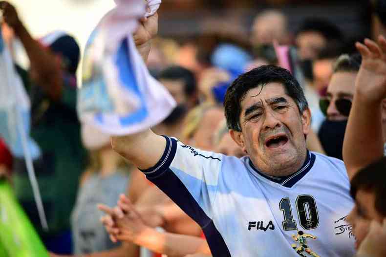 Logo que foi anunciada a morte do maior dolo do futebol argentino, milhares de pessoas saram s ruas da capital, Buenos Aires, para lamentar a grande perda (foto: Fotos AFP)