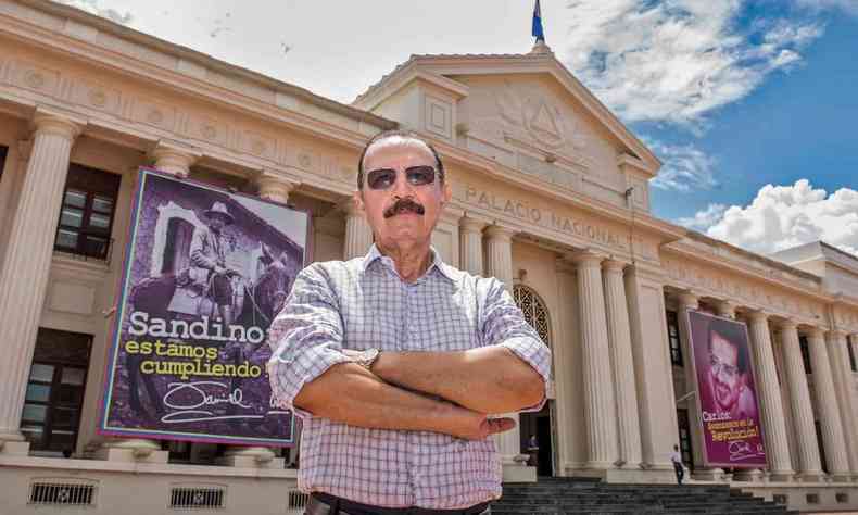 O general aposentado da Nicarágua Hugo Torres, ex-membro do Movimento de Renovação Sandinista e atual membro do partido Unamos, posa do lado de fora do Palácio Nacional em Manágua em 03 de outubro de 2017