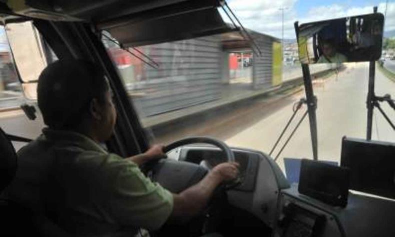 Na foto, motorista dirige nibus, em BH