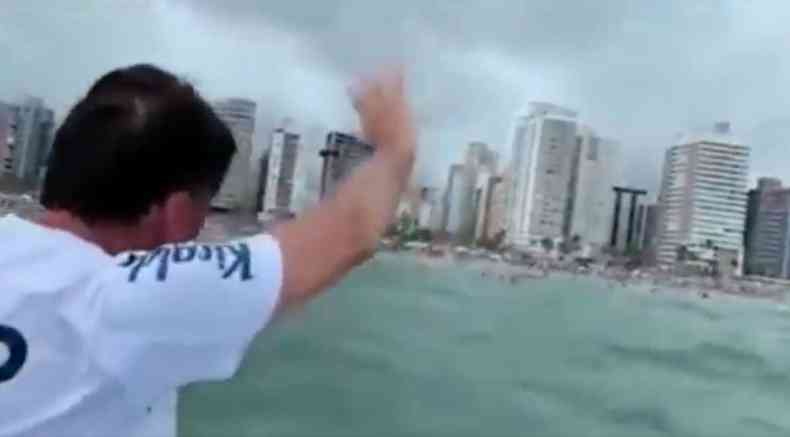 Bolsonaro acenou para banhistas antes de pular na água(foto: Reprodução Twitter)
