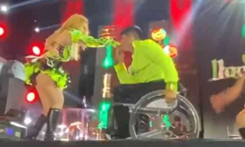 Adriano Silva, um danarino cadeirante, beijando a mo de Joelma durante apresentao de 'Rei da Festa' em show em Manaus