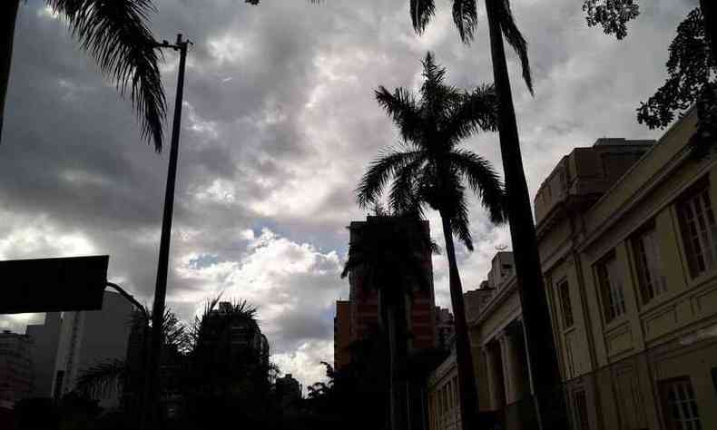 Belo Horizonte amanheceu com cu cheio de nuvens e tempo fechado(foto: Jair Amaral/EM D.A Press)