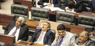 Deputados se rendem ao sono durante a sessão de votação da MP dos Portos (foto: Alan Marques/Folha Imagem)