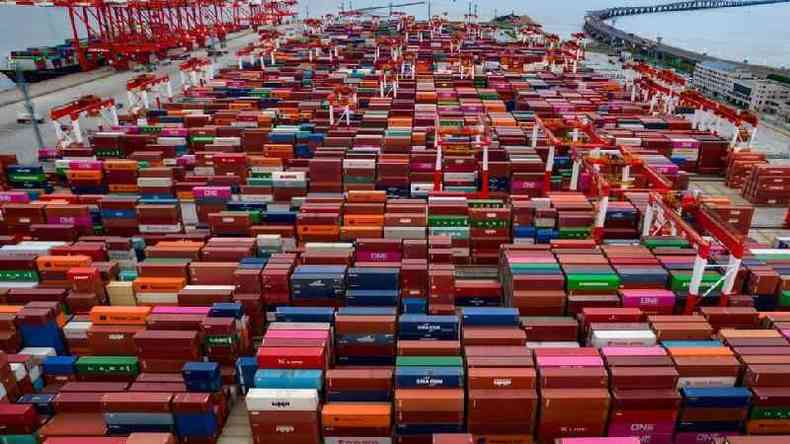Milhares de contineres de diversas cores no porto de Xangai