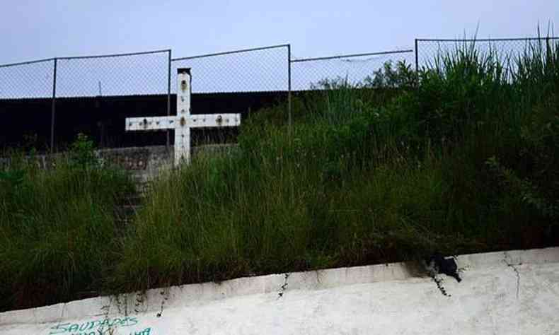 Cruz em maio a mato na favela Cidade de Deus