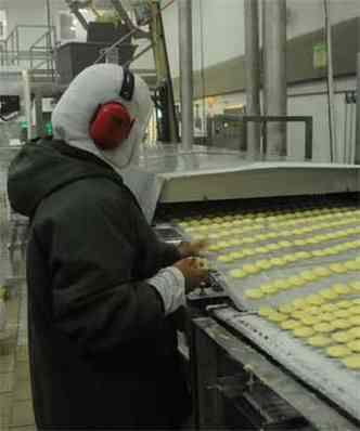 Funcionrios na linha de produo da fbrica de po de queijo Forno de Minas, em Contagem(foto: Cristina Horta/EM/D.A Press)