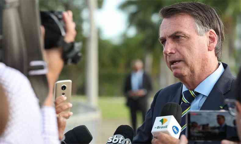 O presidente Jair Bolsonaro conversa com imprensa na saída do Palácio do Planalto, nessa terça-feira (foto: Marcos Corrêa/PR Brasilia - DF, 18/02/2020 )