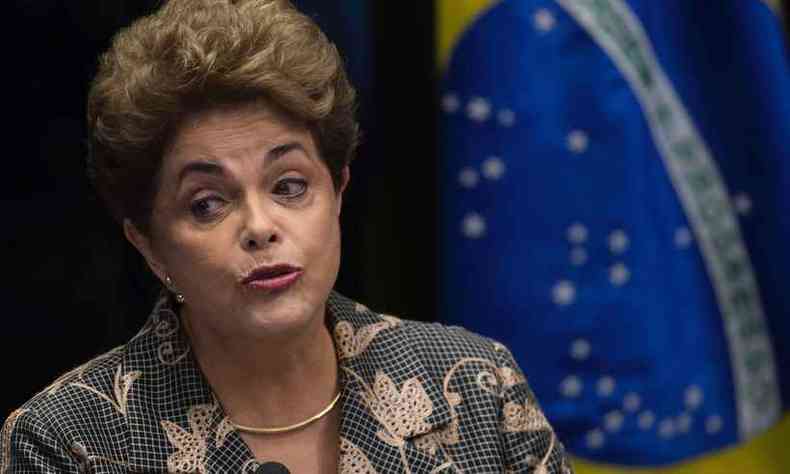 Dilma repreendeu o funcionrio por no estar ao seu lado no momento do questionamento(foto: Marcelo Camargo / Agncia Brasil)