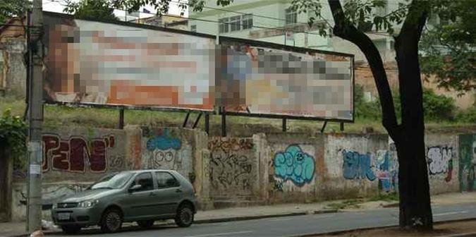 Engenhos de publicidade na Avenida Silviano Brand�o: atualmente, dinheiro pago por empresas de outdoor para compensar polui��o visual vai para caixa �nico da PBH(foto: Renato Weil/EM/D.A Press)