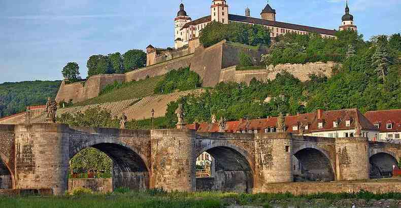 Wurzburg, a linda cidade medieval alem, situada na Baviera, que hoje relembra o bombardeio de 16 de maro de 1945 que destruiu totalmente o burgo. A coluna visitou Wurzburgo totalmente reconstruda (foto: Reproduo/Internet)
