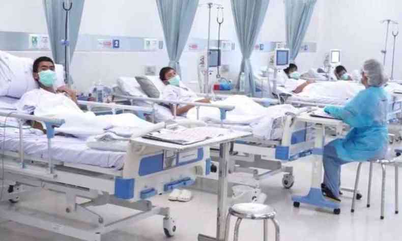 As imagens mostram as crianas em camas de hospital, utilizando mscaras, conversando com enfermeiras e fazendo sinais com as mos(foto: AFP )