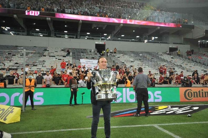 A torcida do Atl�tico pediu a volta de Cuca, e o treinador, multicampe�o no comando da equipe, tem como desafios vencer o Brasileir�o e a Copa Libertadores deste ano