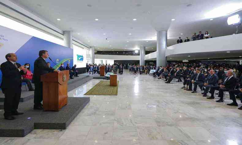 Bolsonaro reuniu ministros e outros autoridades para discursar no Palcio do Planalto