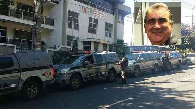 Viaturas da Rotam parados em frente  sede do Ministrio Pblico Estadual, onde o ex-deputado Nrcio Rodrigues (acima,  direita) foi preso antes de ser transferido para uma priso(foto: Paulo Filgueiras/EM/D.A Press)