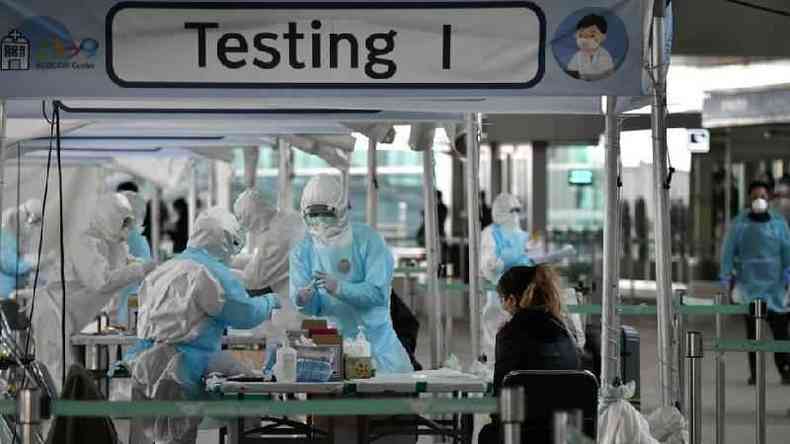 A Coreia do Sul fez testes em massa e rastreou e isolou casos positivos e seus contatos(foto: Getty Images)