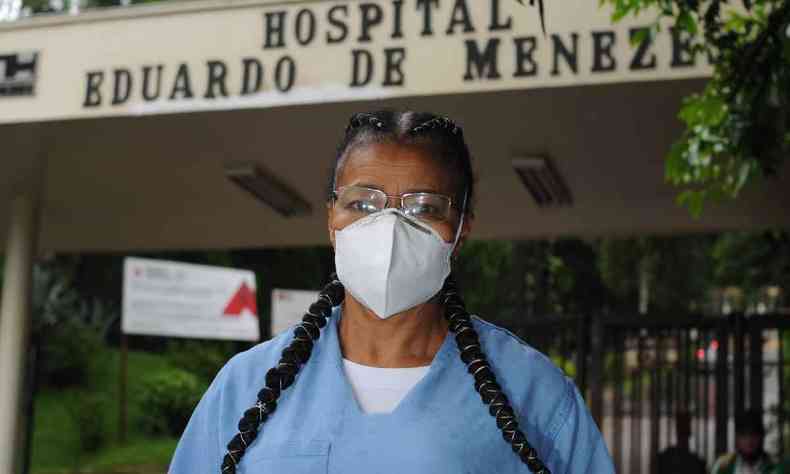 tcnica em enfermagem Maria Bom Sucesso, primeira pessoa a ser vacinada contra covid-19 em Minas, posa para foto em frente ao hospital Eduardo de Menezes, em 30/12/21