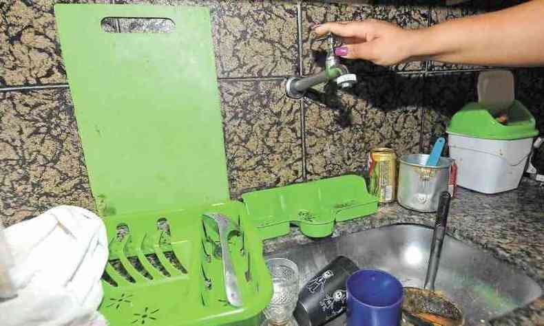 Sem gua ontem, moradora do Bairro Milionrios acumulava vasilhas por lavar(foto: Jair Amaral/EM/D.A.Press)