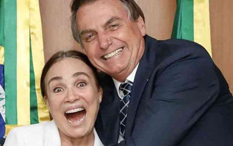 Regina Duarte e Jair Bolsonaro abraados