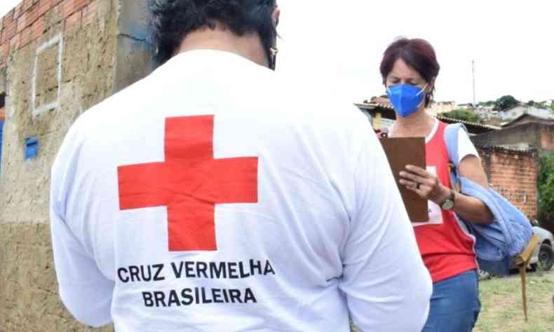 Equipe da Cruz Vermelha de Minas Gerais em ao da SOS Chuvas no bairro Ribeiro de Abreu, em Belo Horizonte. A campanha atua na distribuio de donativos e no amparo psicossocial da populao afetada pelas chuvas intensas comuns neste incio de ano(foto: Cruz Vermelha MG/Reproduo)