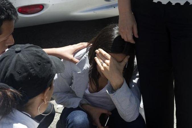 O tremor assustou moradores que correram para fora dos pr�dios e casas (foto: YURI CORTEZ / AFP)