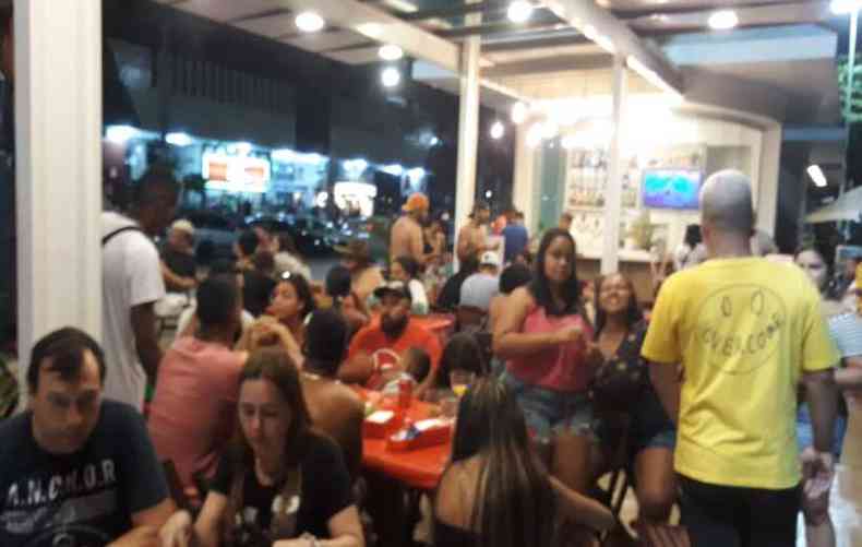 Um bar de Guarapari registrou aglomerao na noite deste sbado (2/1)(foto: Estado de Minas)