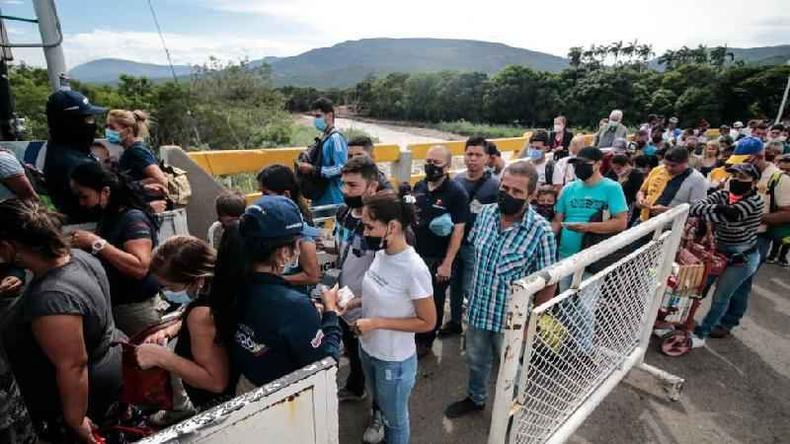 Venezuelanos na fronteira com a Colmbia