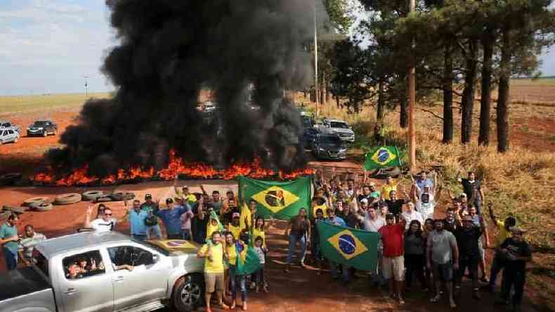 Apoiadores de Jair Bolsonaro em protesto na rodovia BR-251
