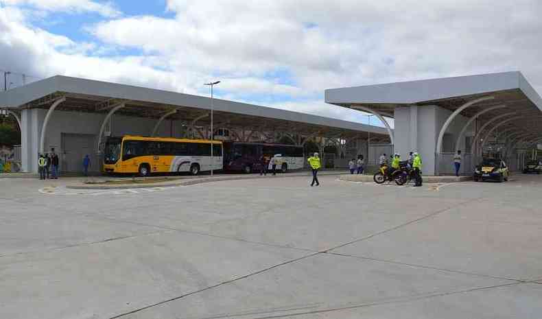 Os nibus roxos e amarelos, utilizados no terminal, iro retomar as linhas que foram suspensas com a inaugurao do novo sistema de transporte(foto: PMC/Divulgao)