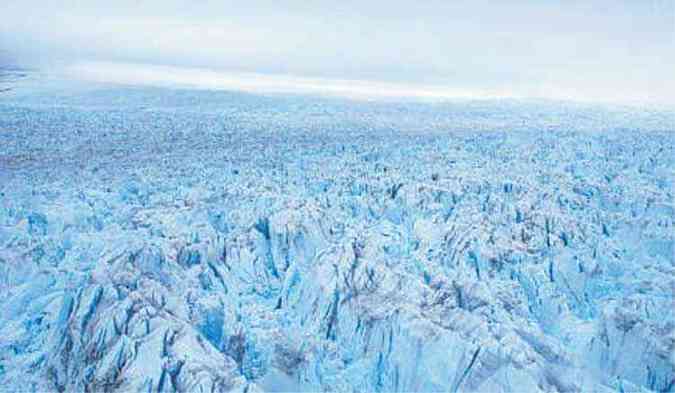 Imagem area do glaciar Ilulissat, na Groenlndia, cujo degelo chegou a 94 quilmetros quadrados entre 2001 e 2005. Em 2004, o glaciar entrou na lista de Patrimnio da Humanidade, da Unesco(foto: SLIM ALLAGUI/AFP %u2013 3/7/09)