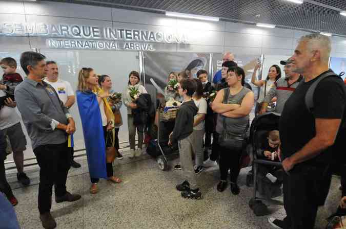 Primeiro deixaram a terra natal, familiares e pessoas queridas devido  guerra; depois ficaram num pas vizinho ao seu, a Polnia, em compasso de espera, at, finalmente, viajarem dois dias, nas asas da esperana, rumo  nova vida.Gladyston Rodrigues/EM/D.A.Press