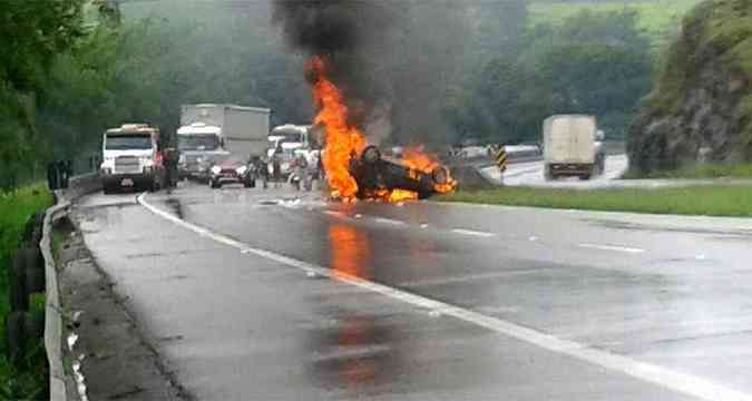 Logo depois de capotar o carro pegou fogo, o que assustou motoristas que passavam pelo local(foto: Polcia Rodoviria Federal / Divulgao)