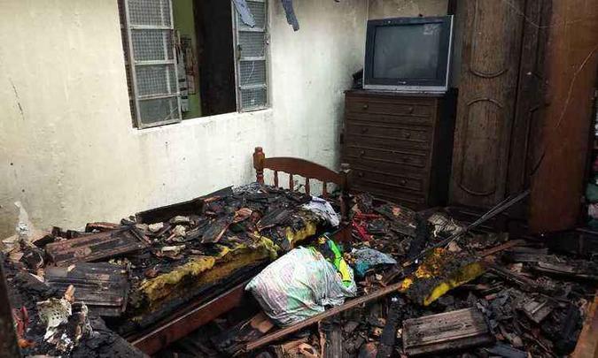 Celular estava em cima de uma cama. Quarto ficou completamente destruído (foto: Corpo de Bombeiros/ Divulgação) Celular estava em cima de uma cama. Quarto ficou completamente destruído (foto: Corpo de Bombeiros/ Divulgação)
