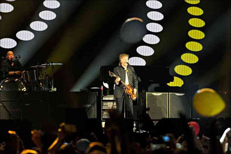 Show de Paul McCartney, no Mineiro, durante a turn One on One: T4F, empresa responsvel pelas apresentaes do ex-Beatle, diz que taxa de ingresso  comum fora do Brasil(foto: Ramon Lisboa/EM/D.A Press 17/10/2017)