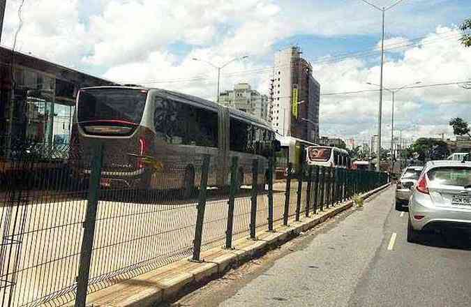 Trs veculos articulados foram usados nos testes nesta tera-feira(foto: Joo Henrique do Vale/EM/D.A.Press)