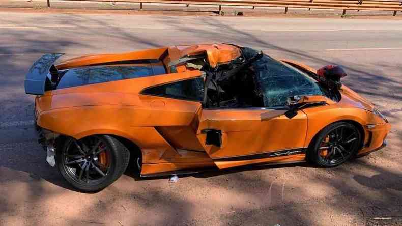 Lamborghini ficou bastante danifica no acidente 