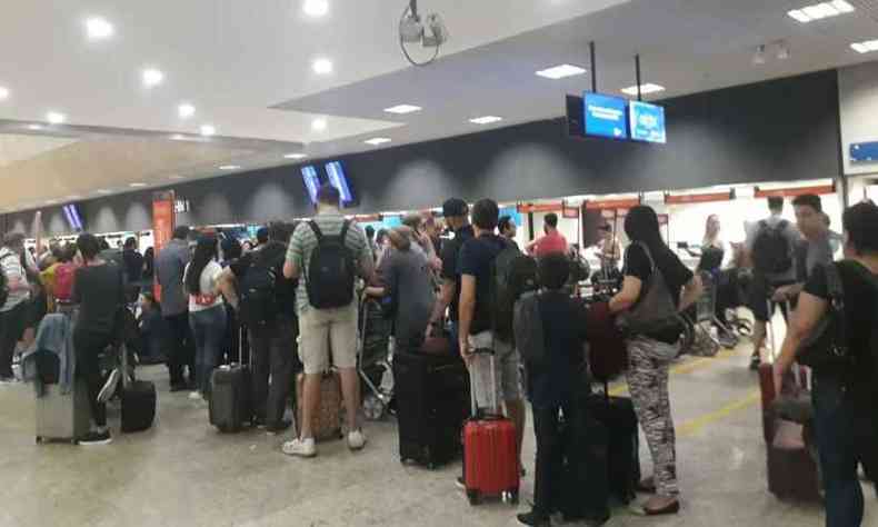 Aeroporto de Confins registrou filas aps receber voos desviados do Rio e de So Paulo(foto: Thiago Faria/Divulgao)