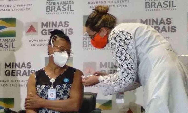 Em Minas Gerais, a primeira a ser imunizada foi a t�cnica em enfermagem Maria do Bom Sucesso Pereira, de 57 anos(foto: Marcos Vieira/EM/D. A Press - 18/01/2021)