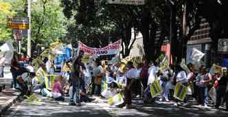 Com faixas e cartazes, manifestantes se concentraram na porta do Hospital Joo XXIII(foto: Ramon Lisboa/EM/DA Press)