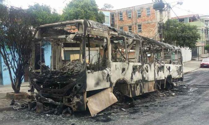 Ônibus foi incendiado por criminosos no Bairro Copacabana(foto: Edesio Ferreira / EM/D.A.Press) Ônibus foi incendiado por criminosos no Bairro Copacabana(foto: Edesio Ferreira / EM/D.A.Press)