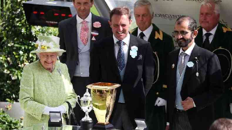 Xeque Mohammed participa de eventos de corrida de cavalo e j foi fotografado ao lado da rainha Elizabeth 2(foto: PA Media)